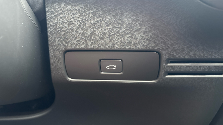 Volvo XC40 2.0 B4P Ultimate Dark 5dr Auto Petrol Estate